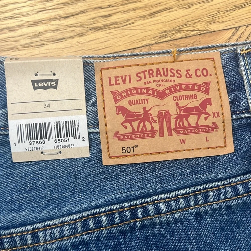 Levi's Blue Jean Shorts with Distressed‎ Hem size 34 - Picture 3 of 7